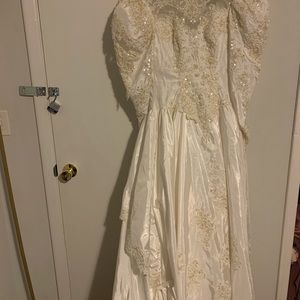 I am selling a egg white wedding dress 100% polyester 100%ACETATE  size10